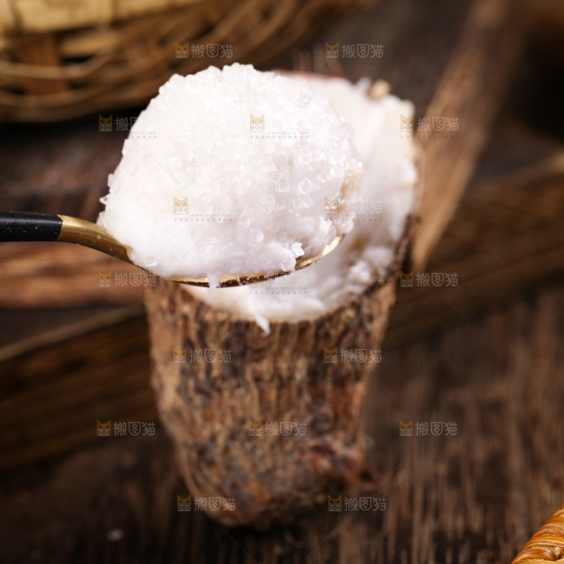 竹底上的牛奶毛芋头