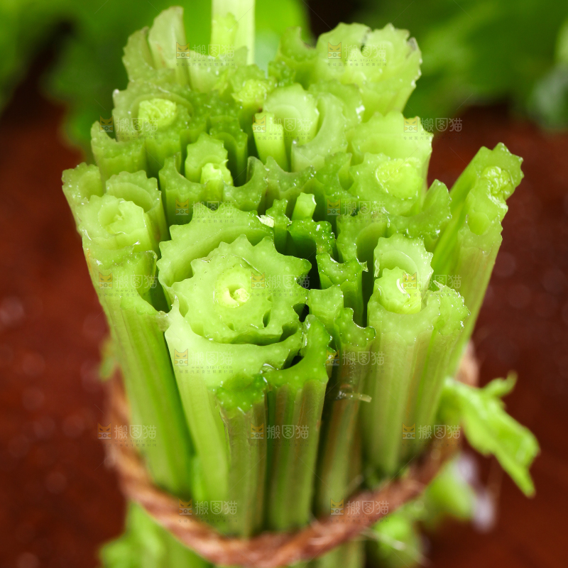深底上的青岛新鲜芹菜