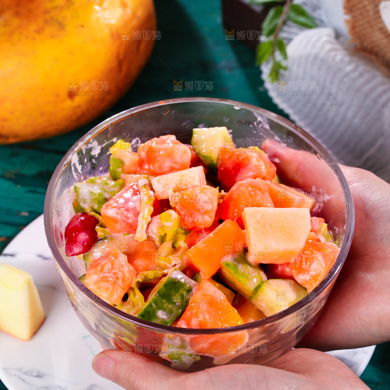 盘子里装着水果沙拉