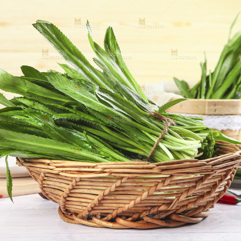 一筐刺香菜放在木底上