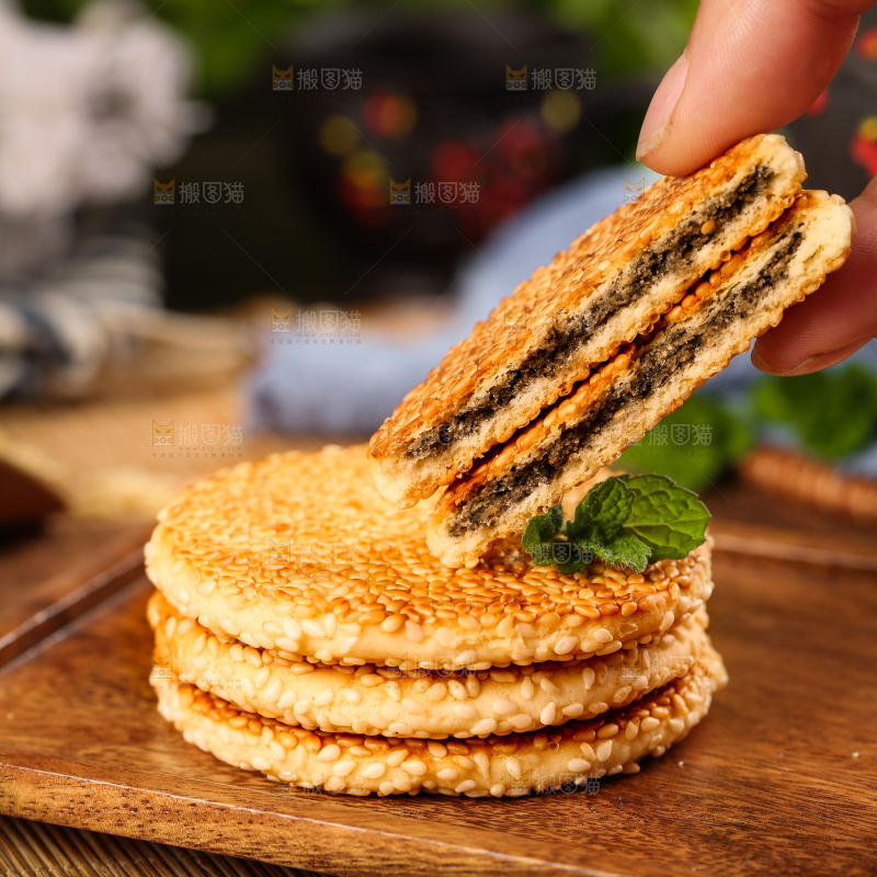 手里拿着芝麻饼