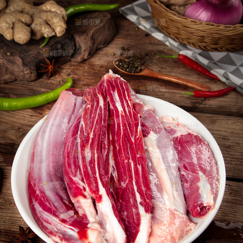 盘子里装着牛腿肉