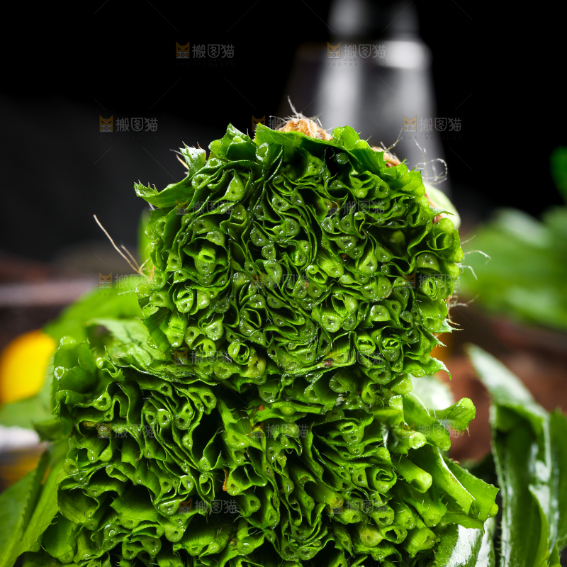黑石板上放着切开的云南大香菜