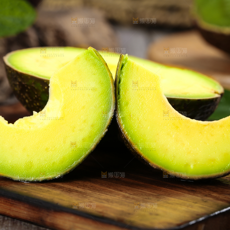 木底上放着切开的巨无霸牛油果