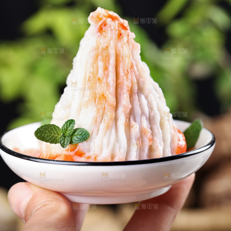 碟子里装着芋泥草莓酱