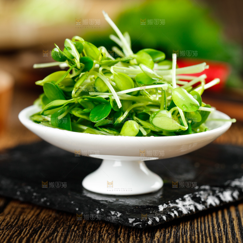 黑石板上放着一碟香椿芽苗