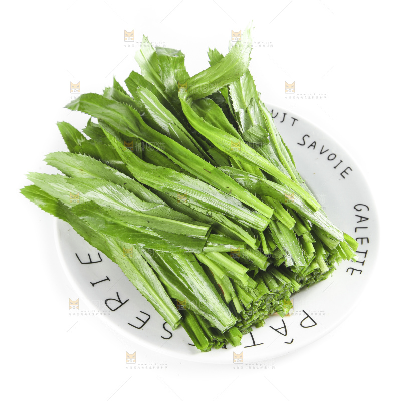 一盘切开的刺香菜放在白底上