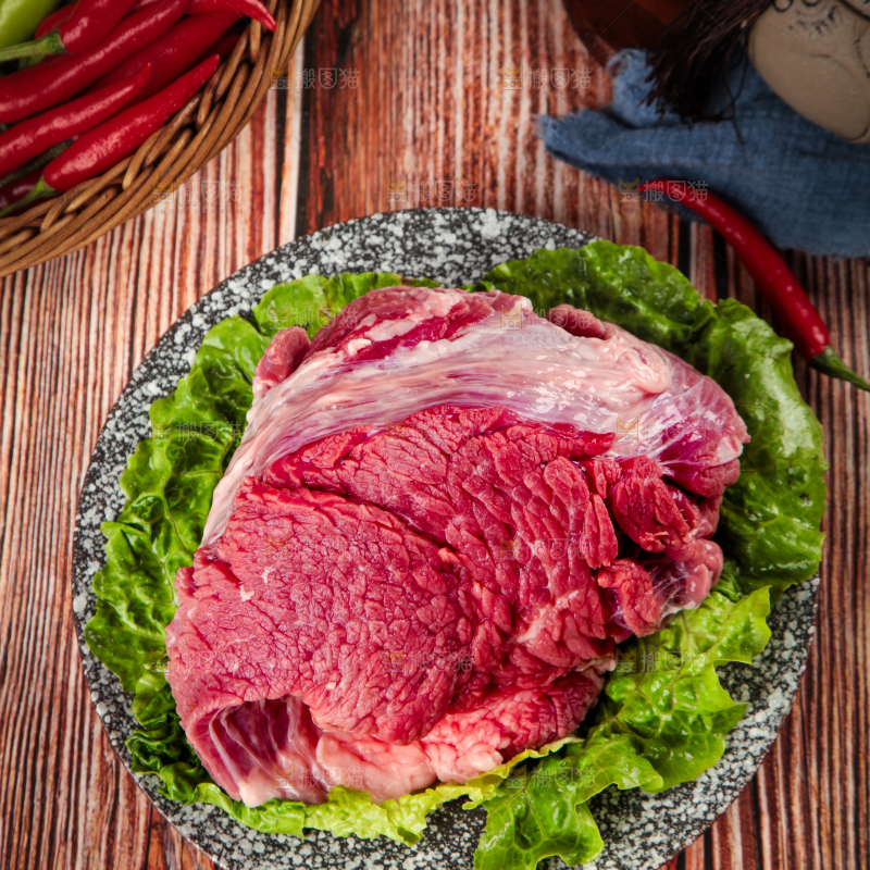 盘子里装着牛腿肉
