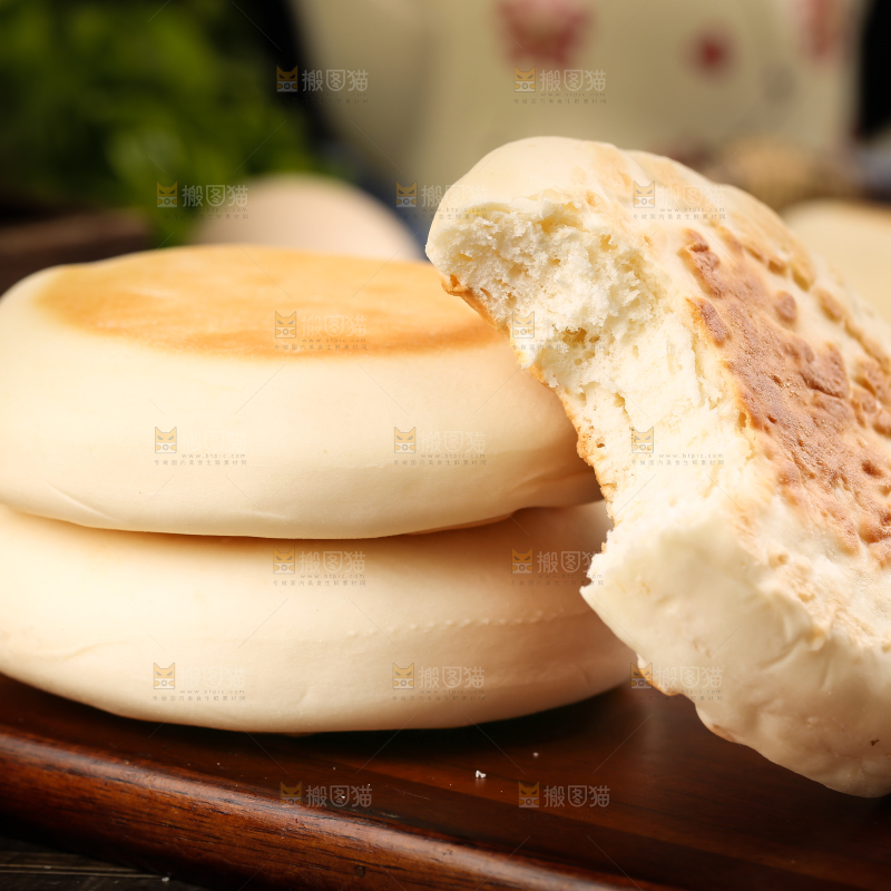 盘子里装着奶香饼
