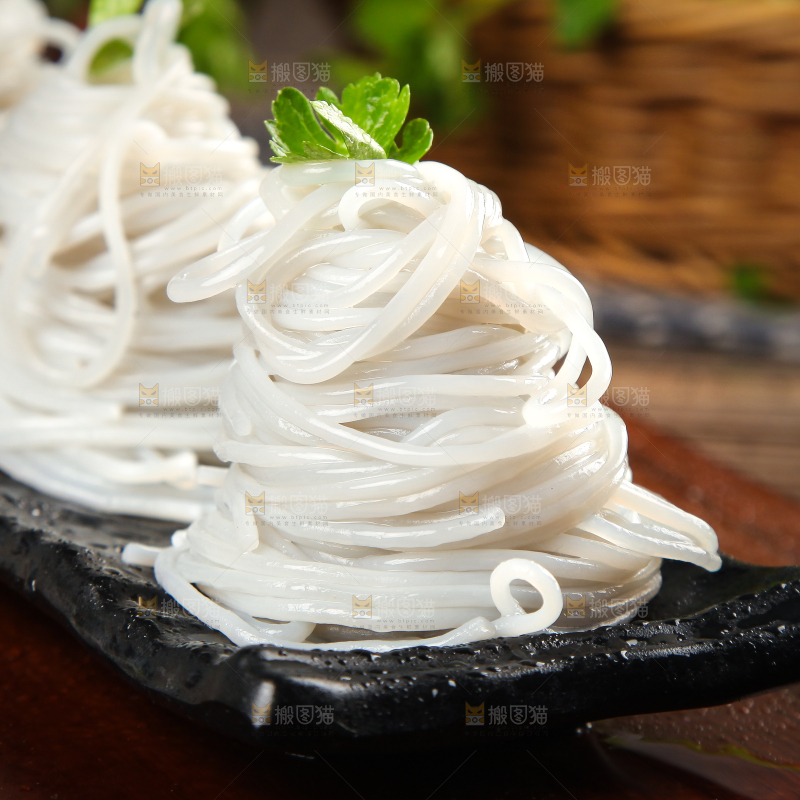 木底上放着一碗纯红薯粉条