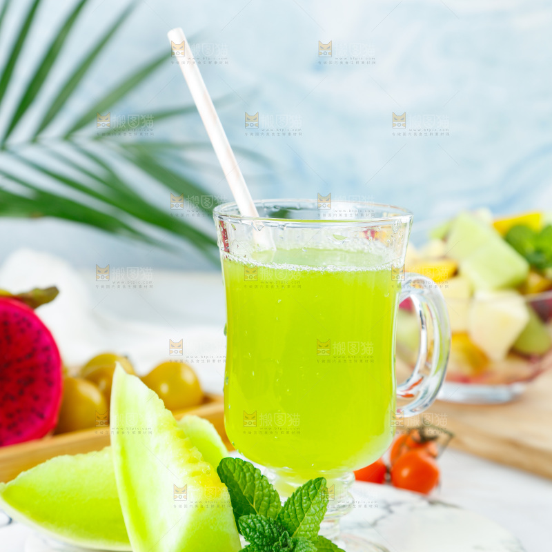 浅底上放着一杯玉菇甜瓜果汁