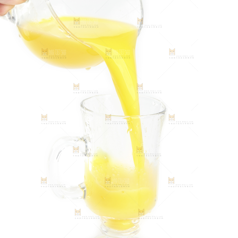 杯子里装着玉米汁