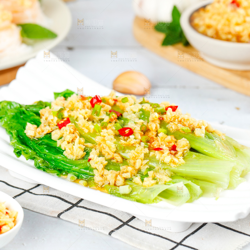 格子布上放着一盘蒜蓉生菜