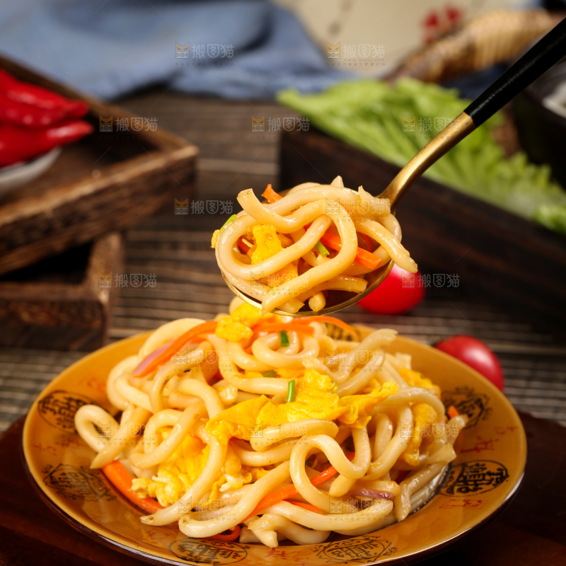 盘子里装着乌冬面炒鸡蛋