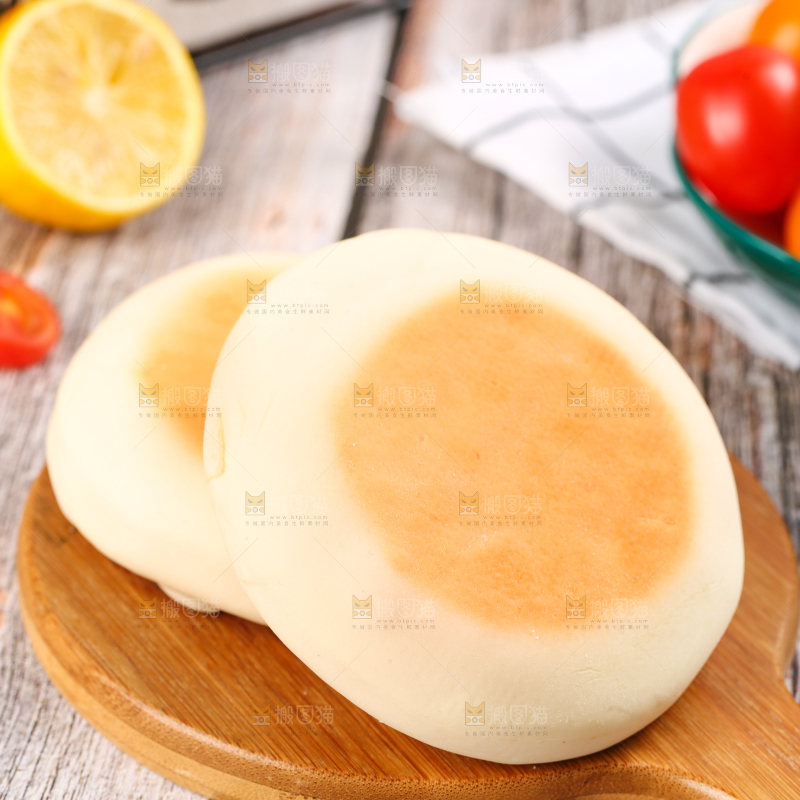 木板上放着全麦饼