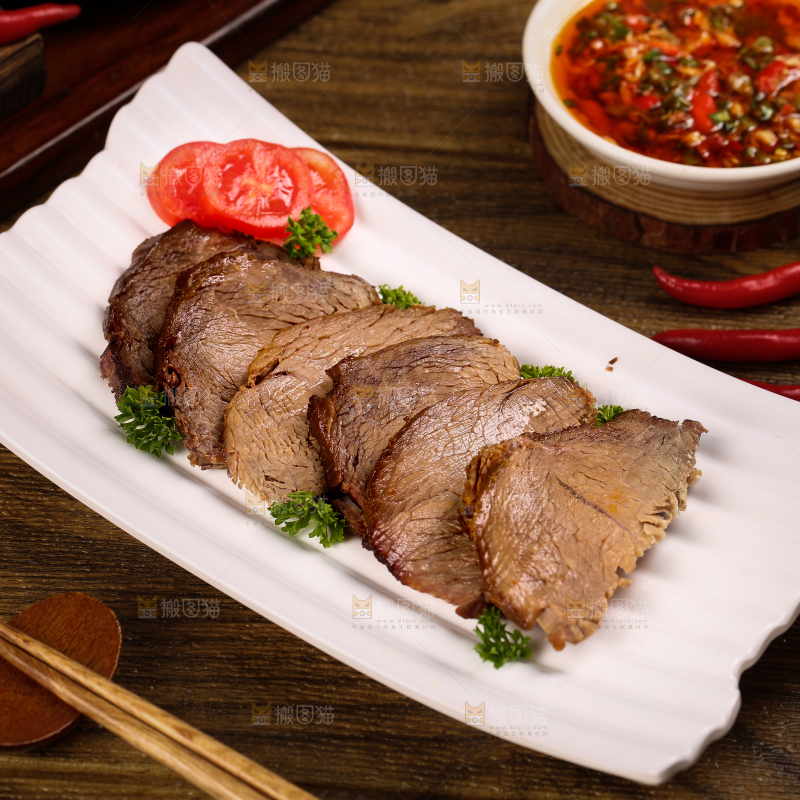 筷子上夹着卤牛肉