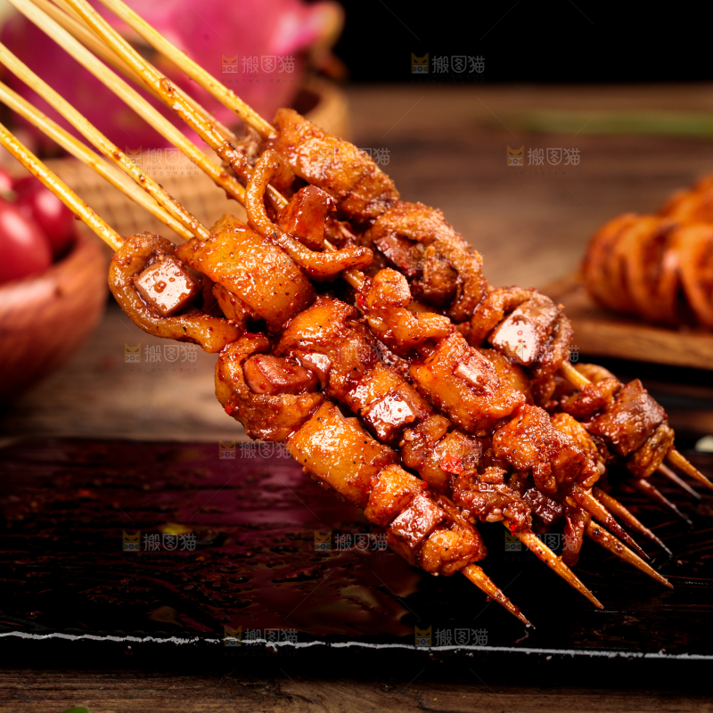 木底上放着一盘烤肉串