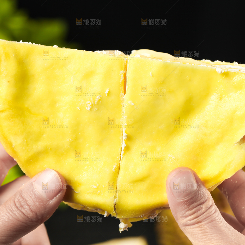 手里拿着榴莲千层饼