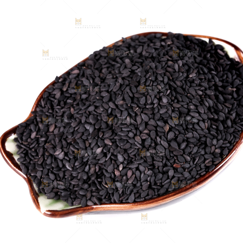 白底上放着一碟新鲜黑芝麻