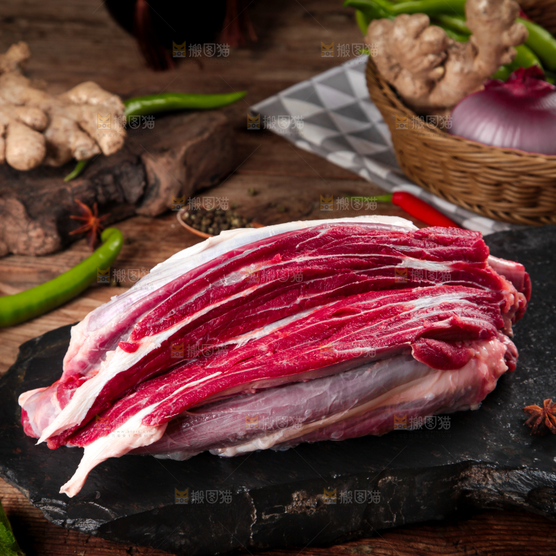 黑石板上的草原散养牛腿肉
