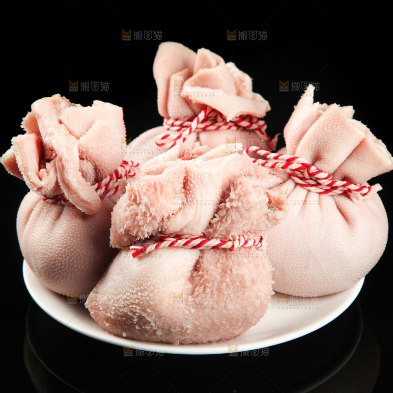 一盘羊肚肉放在黑底上