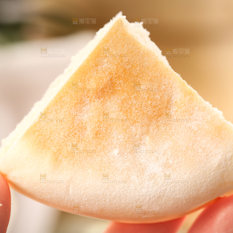 木板上放着全麦饼