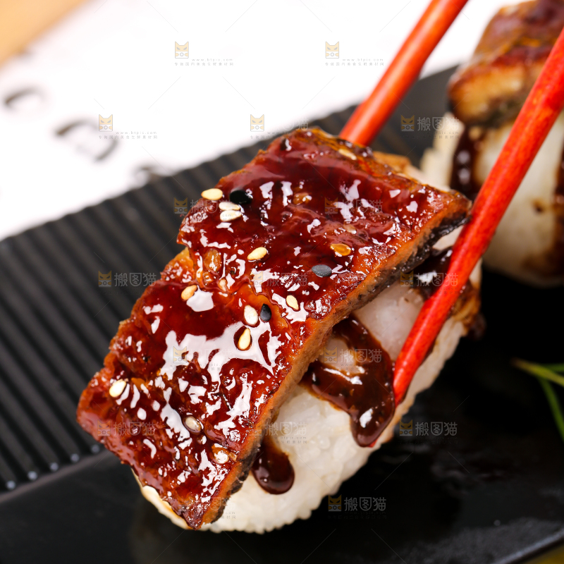 盘子里装着鳗鱼饭