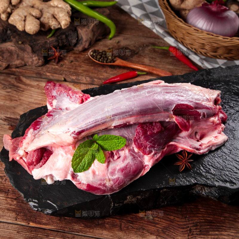 黑石板上的草原散养牛腿肉