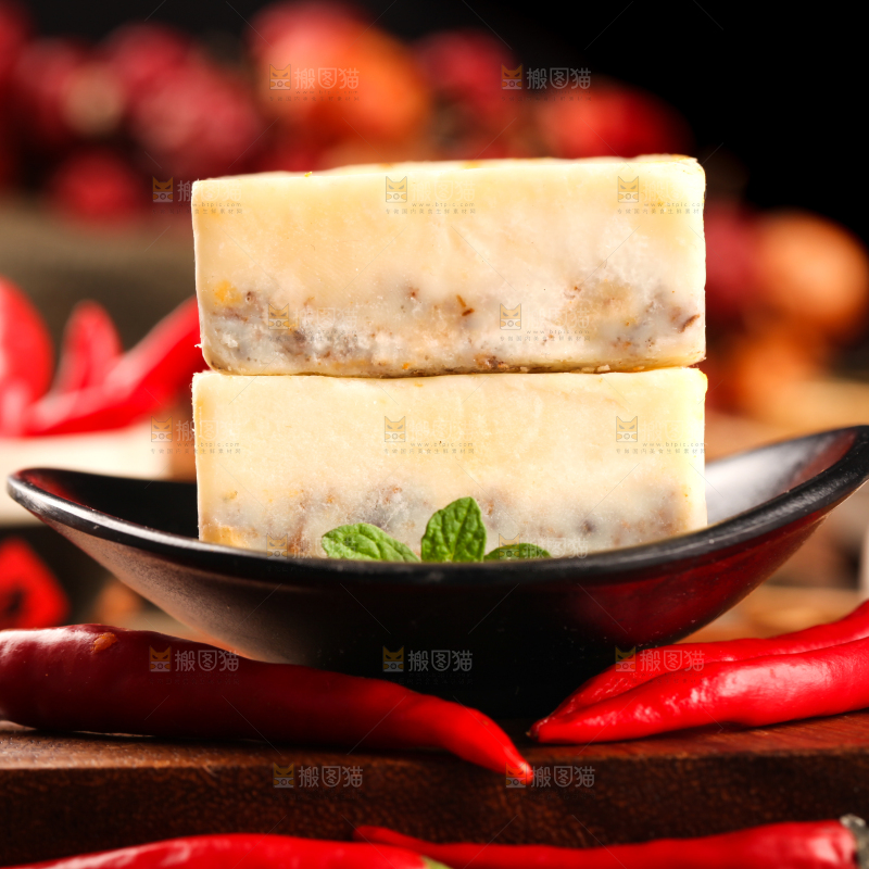 木底上放着一碟清汤火锅底料