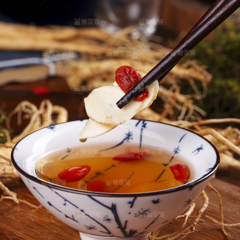 木底上放着一碗人参茶