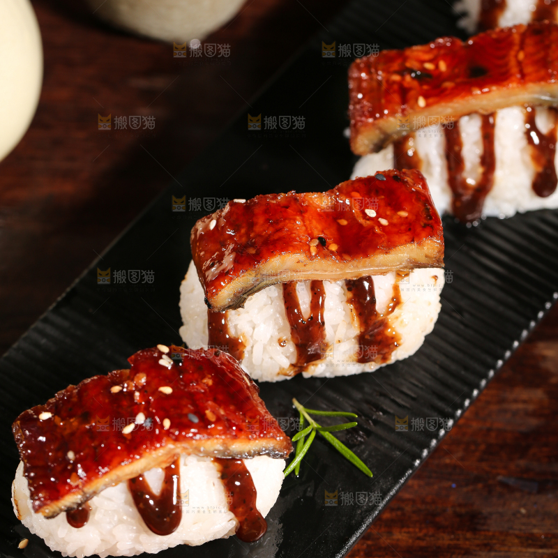 盘子里装着鳗鱼饭