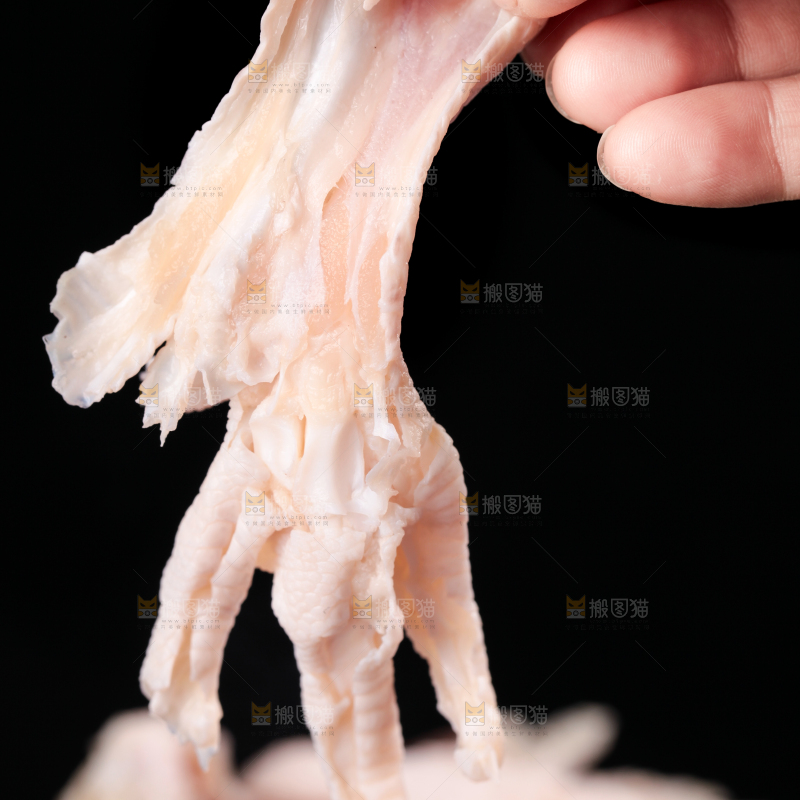 黑底上的无骨鸡脚