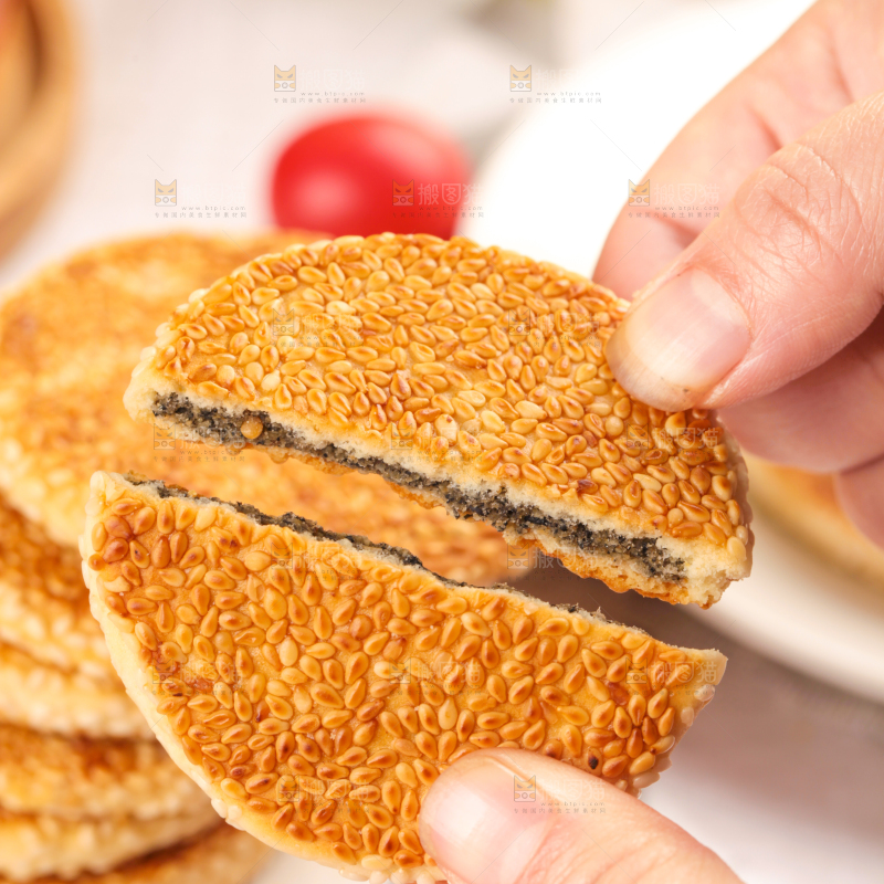 手里拿着手工芝麻饼
