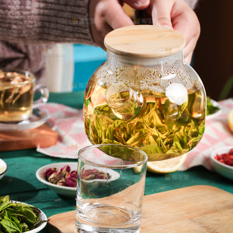 杯子里泡着绿茶