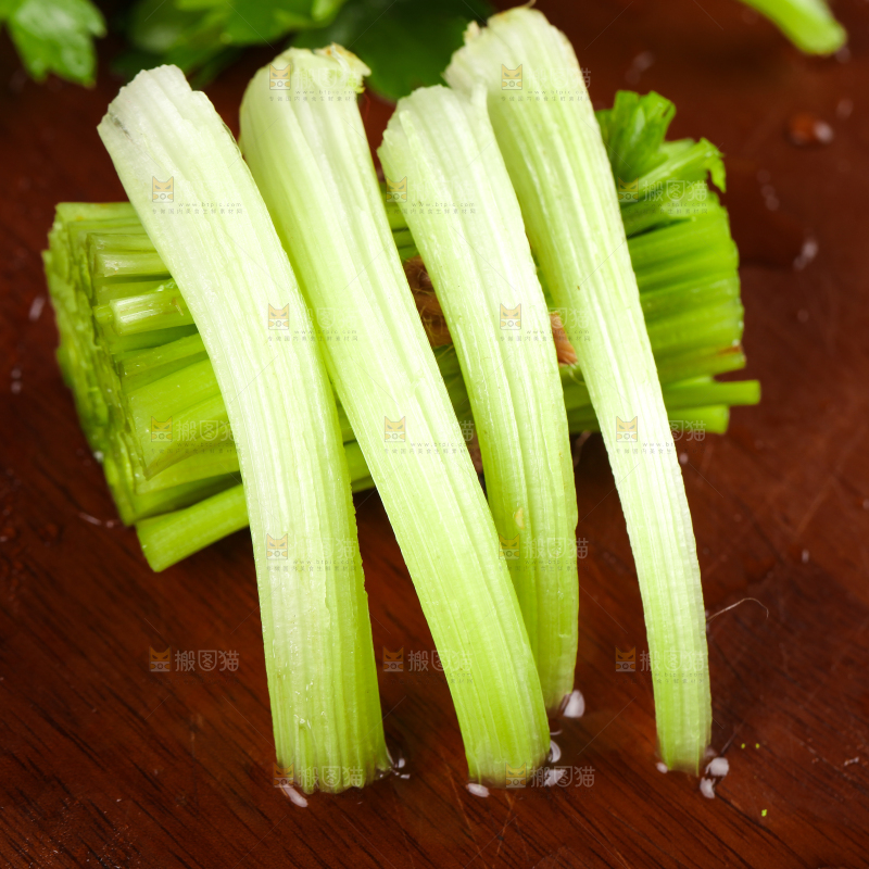 深底上的青岛新鲜芹菜