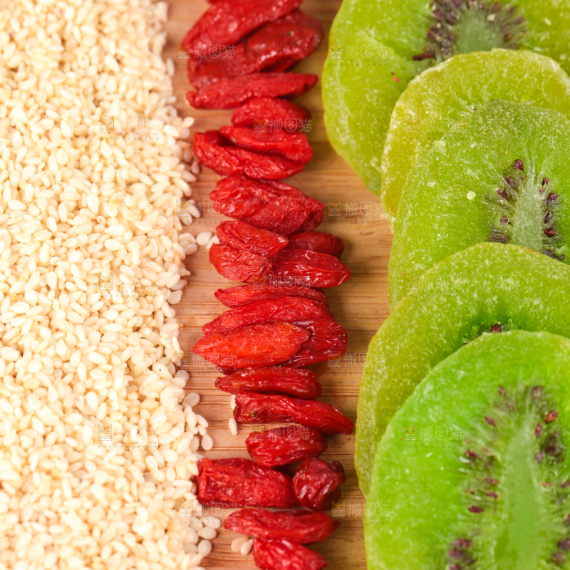 石板上放着枣夹核桃食材