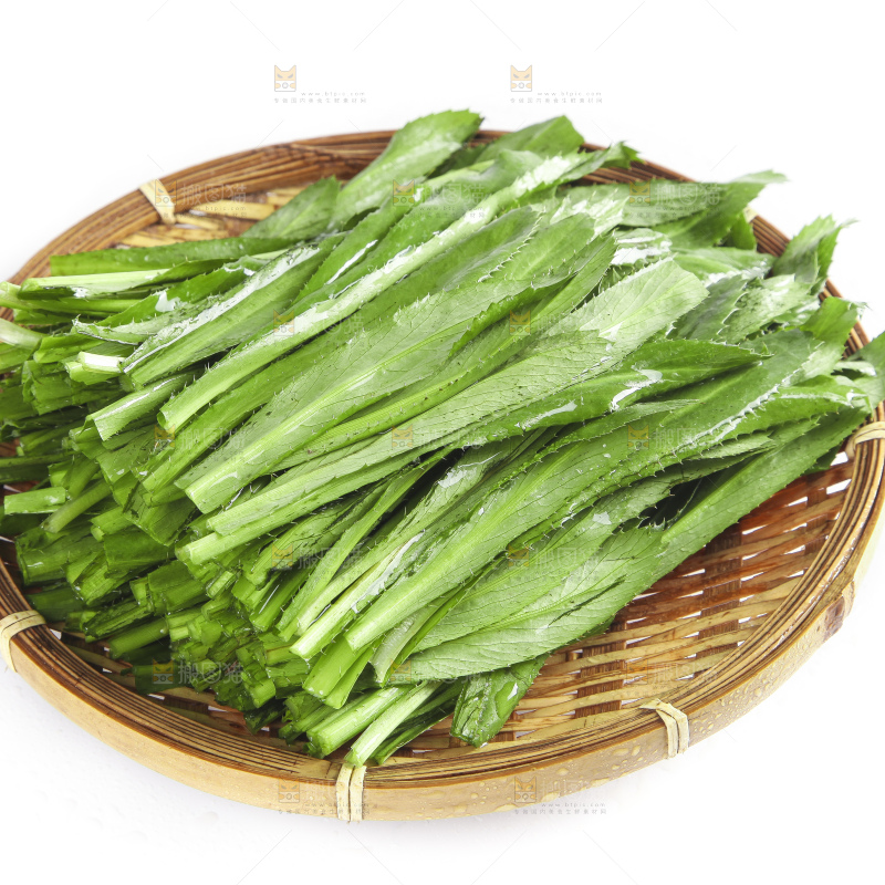 一盘切开的刺香菜放在白底上