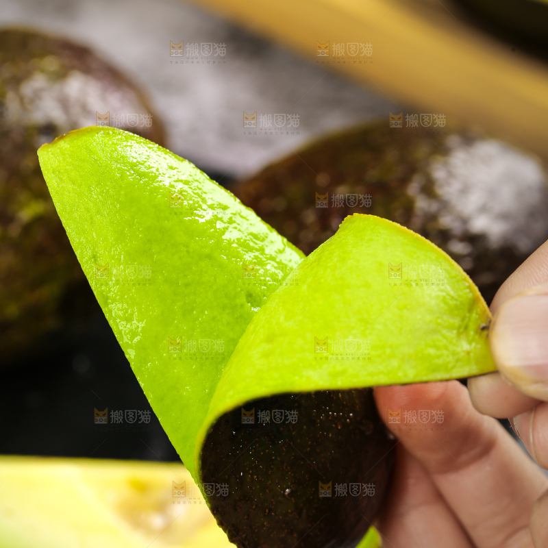 手拿削皮的墨西哥牛油果