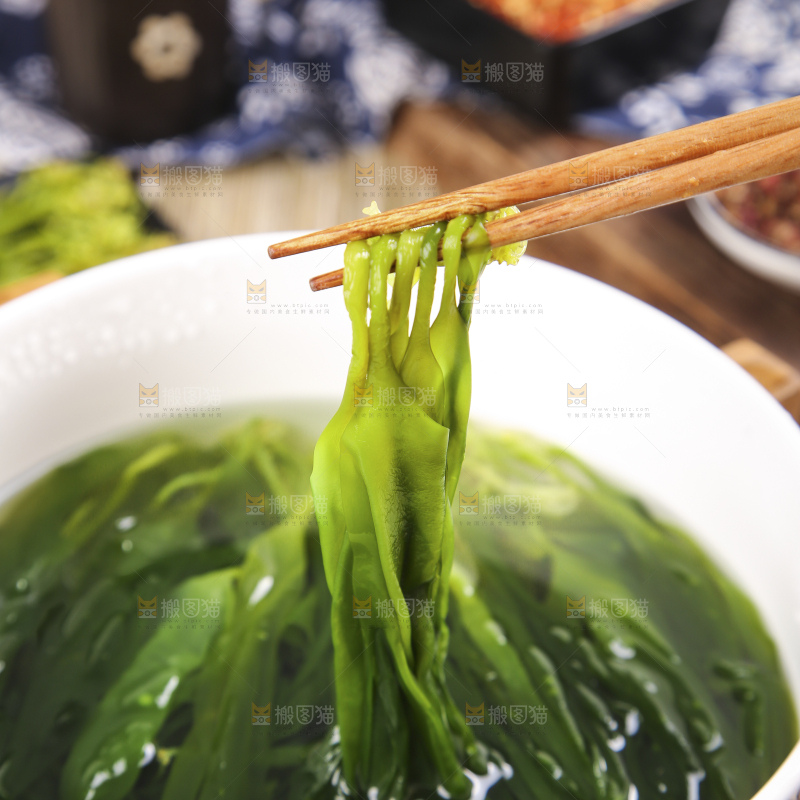 筷子上夹着小海带芽
