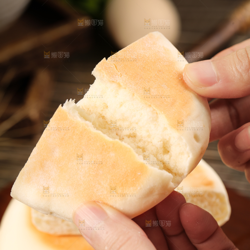 手里拿着无糖蛋奶饼
