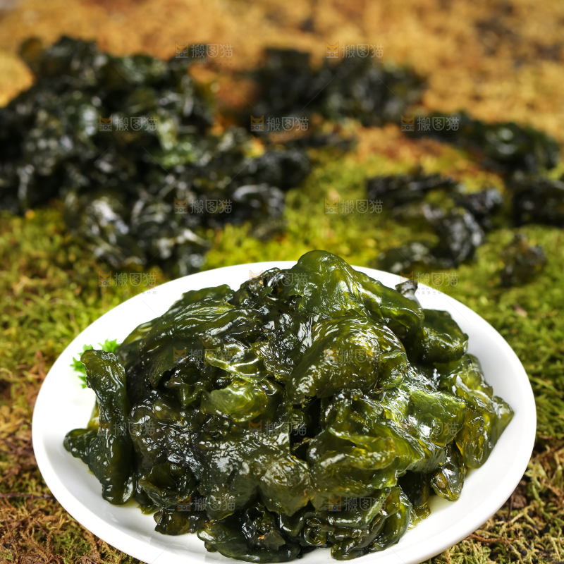 盘子里装着雷公菌