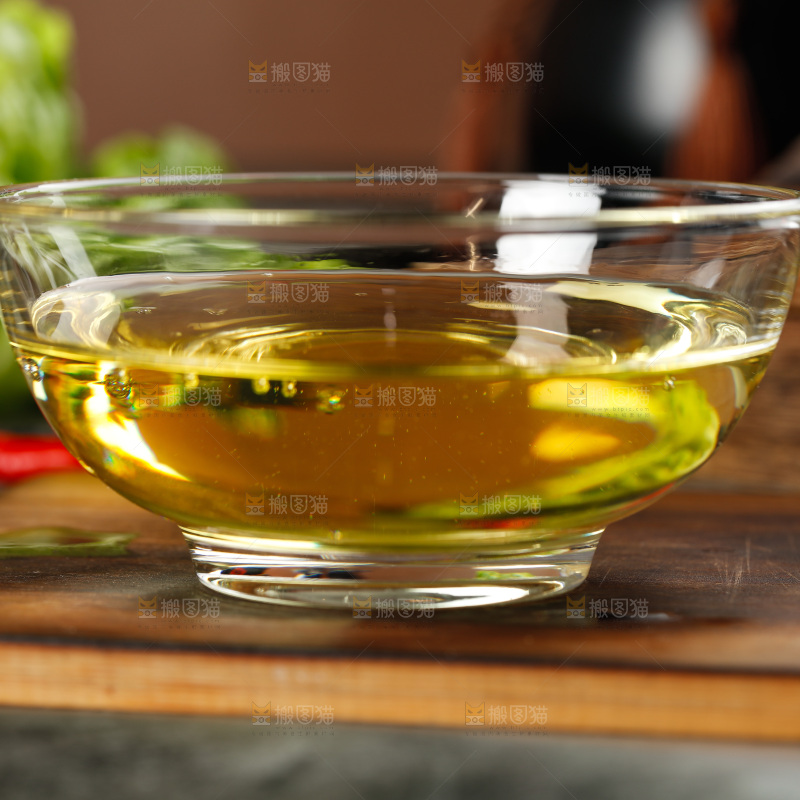 木板上放着一碗食用油