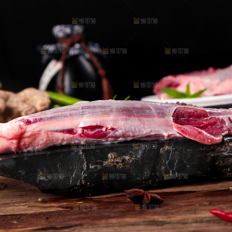 黑石板上的草原散养牛腿肉