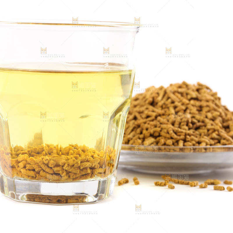 白底上放着一杯苦荞茶