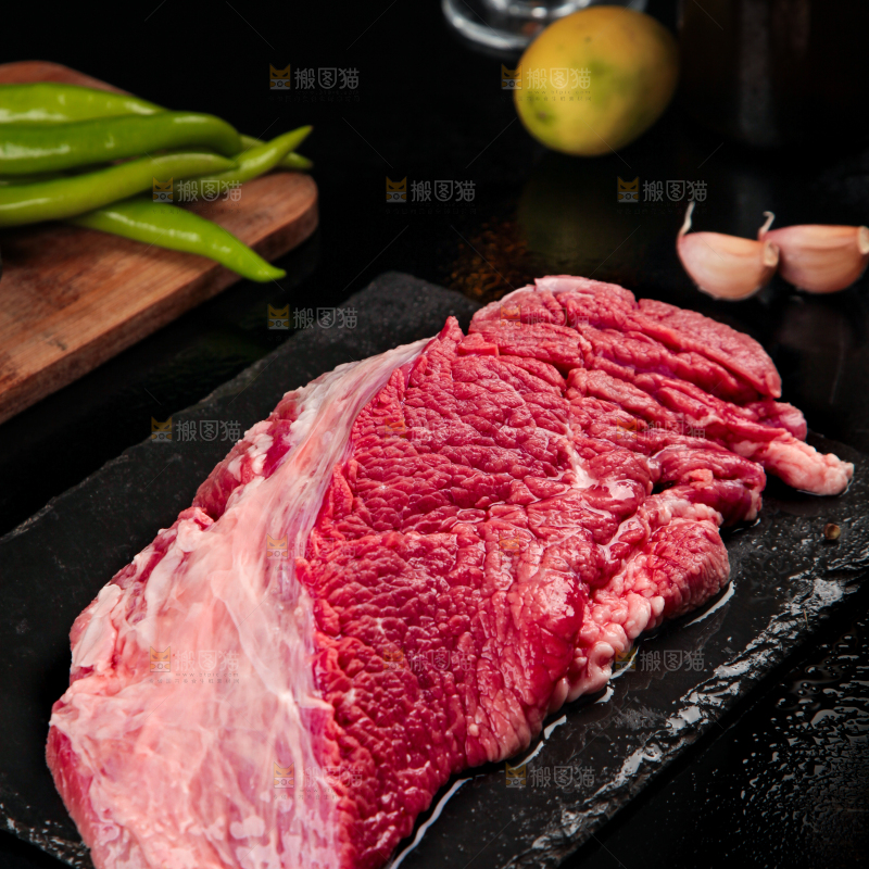 黑石板上的草原散养牛腿肉