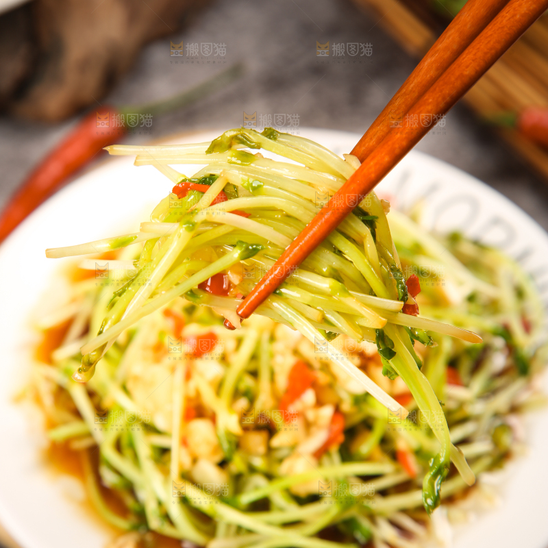 盘子里装着炒豌豆芽苗菜
