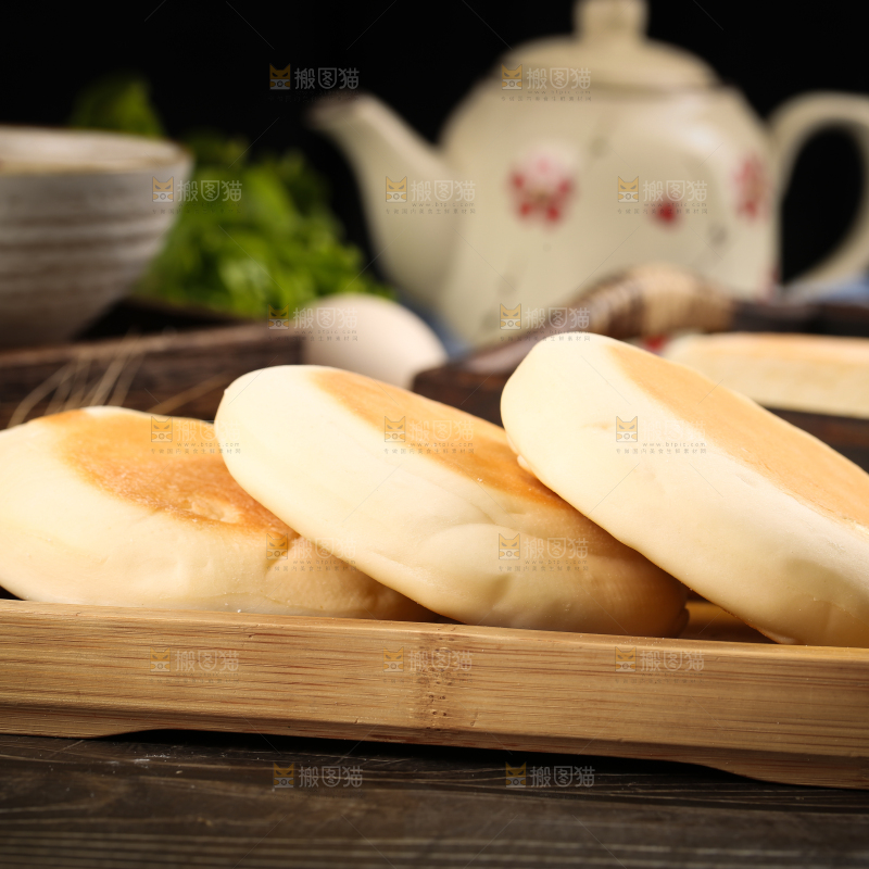 盘子里装着奶香饼