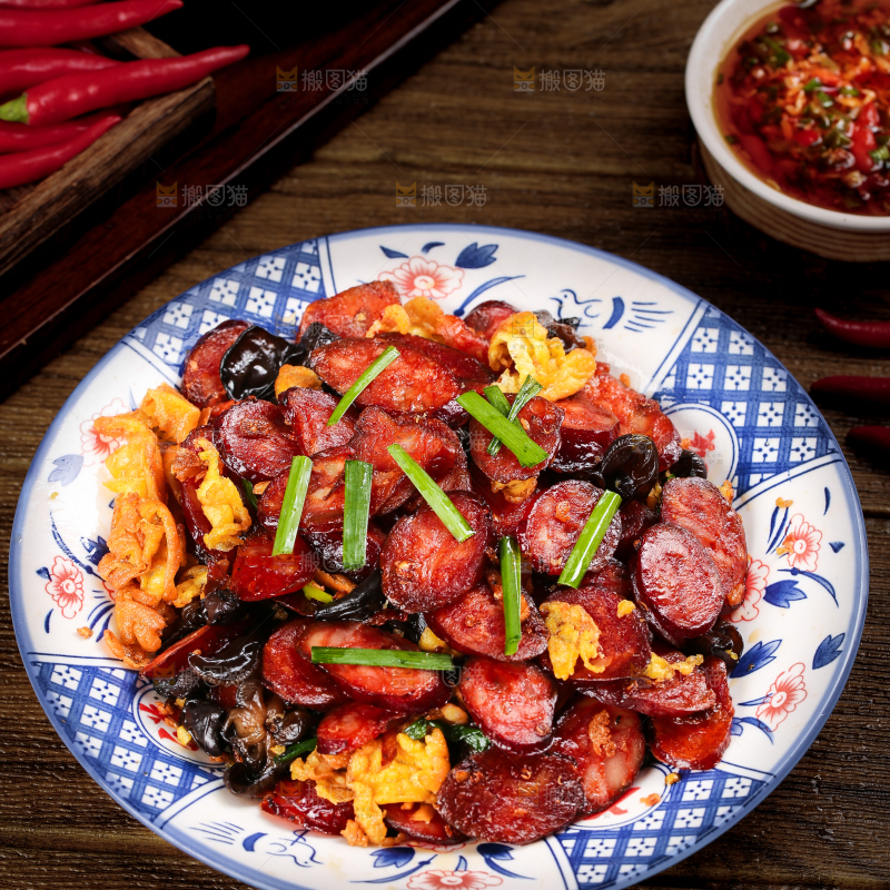盘子里装着炒熏腊肠