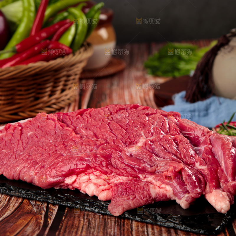 黑石板上的草原散养牛腿肉