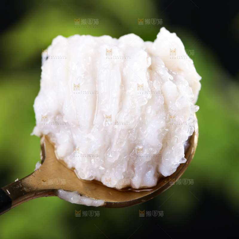 碟子里装着芋泥草莓酱